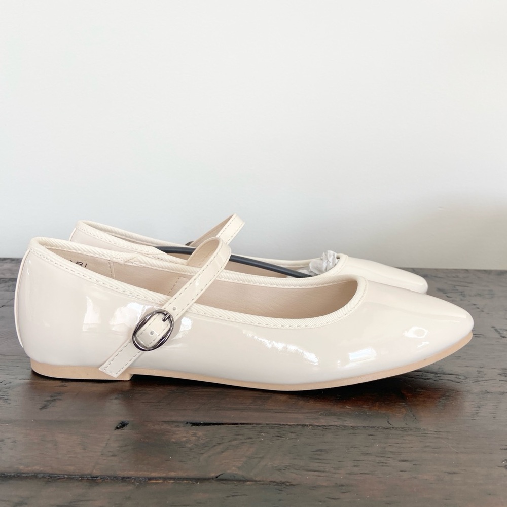 Tahari Vienna Ivory Patent Mary Jane Flat Shoe New in Box Women’s 8
